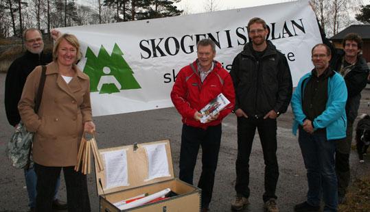 Delar av Region Mälardalens styrgrupp inspekterar en skolskogslåda
