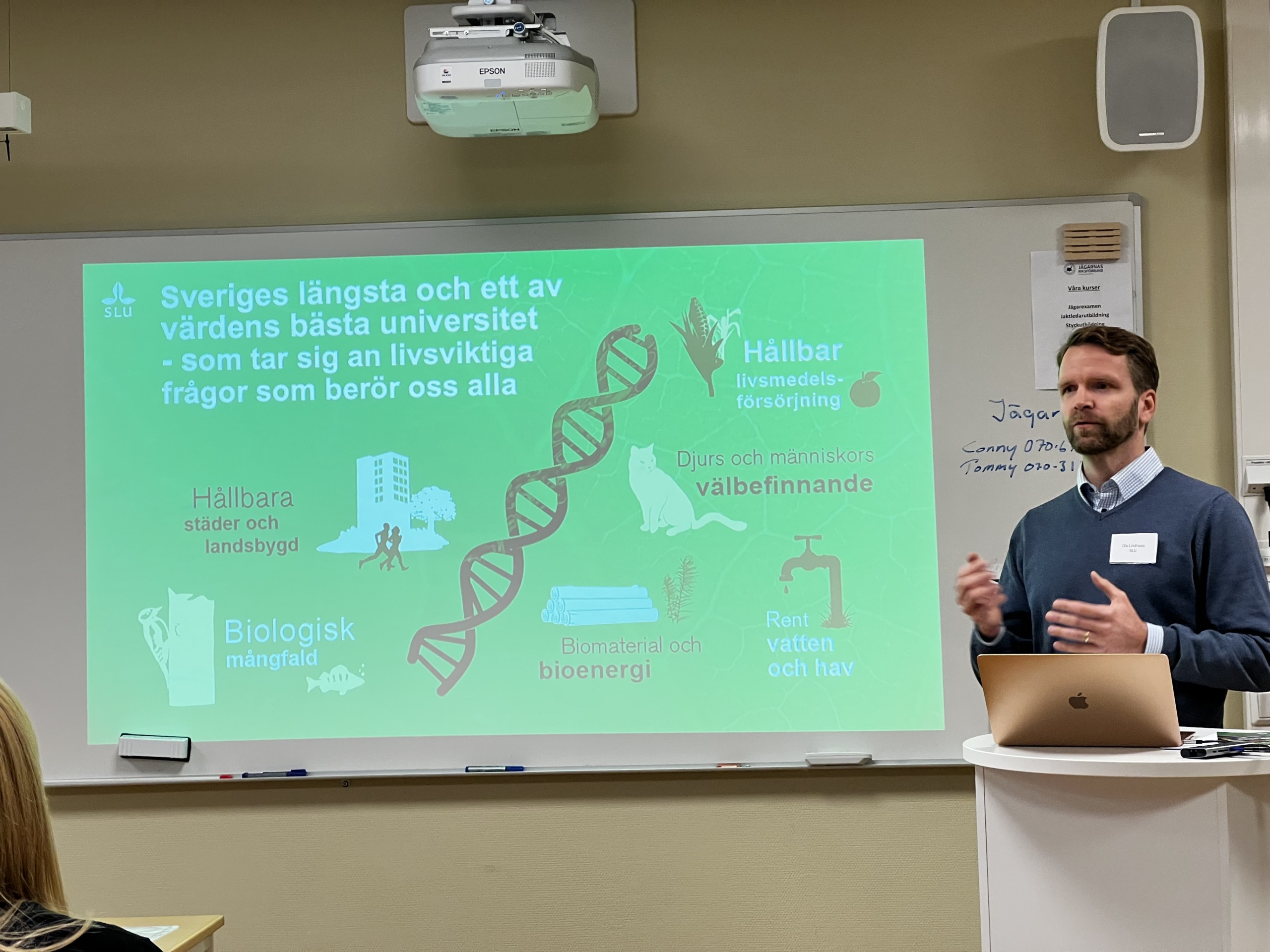 En man som håller en presentation.