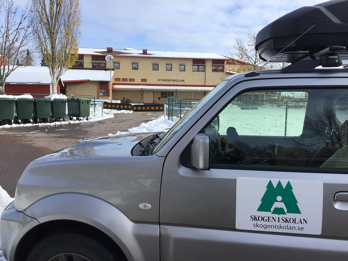 Skogen i Skolans bil framför Kyrkebyskolan i Arvika.