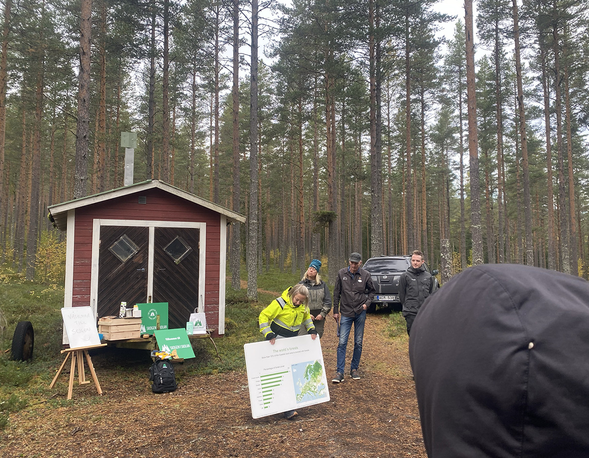 Föreläsning utomhus.