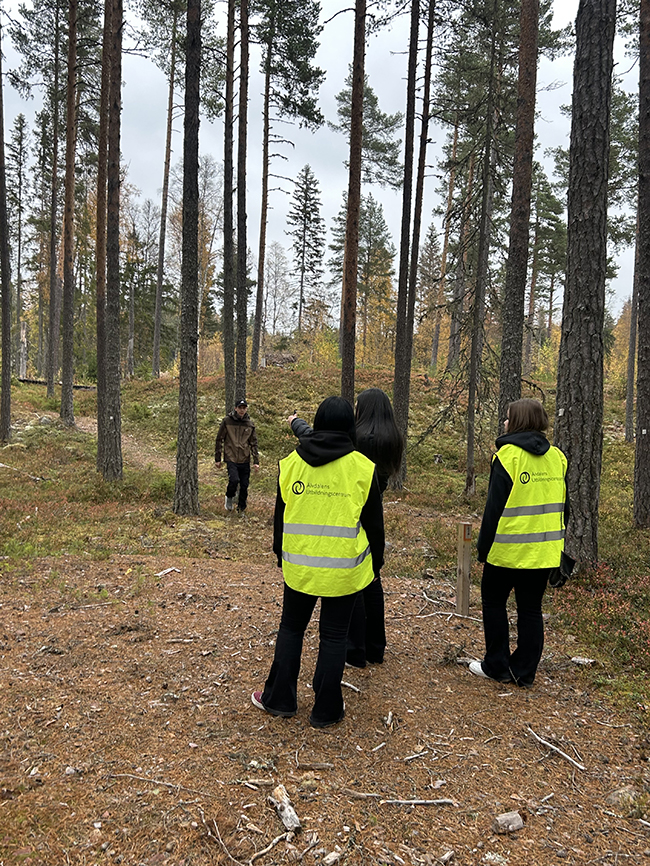 Framtidsbussen i Dalarna I början av oktober deltog Skogen i Skolan i Framtidsbussen i Dalarna. Deltagarna var elever i årskurs 7–9, vårdnadshavare samt studie- och yrkesvägledare från olika skolor och kommuner i länet. Bussen hade Älvdalens utbildningscentrum som destination, med fokus på utbildningar inom skog och natur. Det blev en givande och innehållsrik dag med kunskap och upplevelser på temat skog, natur och framtida yrkesområden. Stort tack till deltagarna, Dalarna Mellanskog, Jobba Grönt samt elever och lärare på Älvdalens utbildningscentrum för en inspirerande dag med framtidens generationer och de gröna näringarna i fokus! Nyfiken på skogliga utbildningar och yrken? Läs vårt informationshäfte Skogliga utbildningar och yrken inom hållbar utveckling eller upptäck mer om yrken och utbildningar inom skogen på Skogen i Skolans hemsida. Länk till häftet: Skogliga yrken: Skogliga utbildningar: Foto: Helena Strandberg